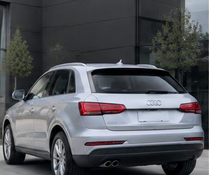 Audi Q3 2017 prata — Traseira em ângulo. Imagem ilustrativa.